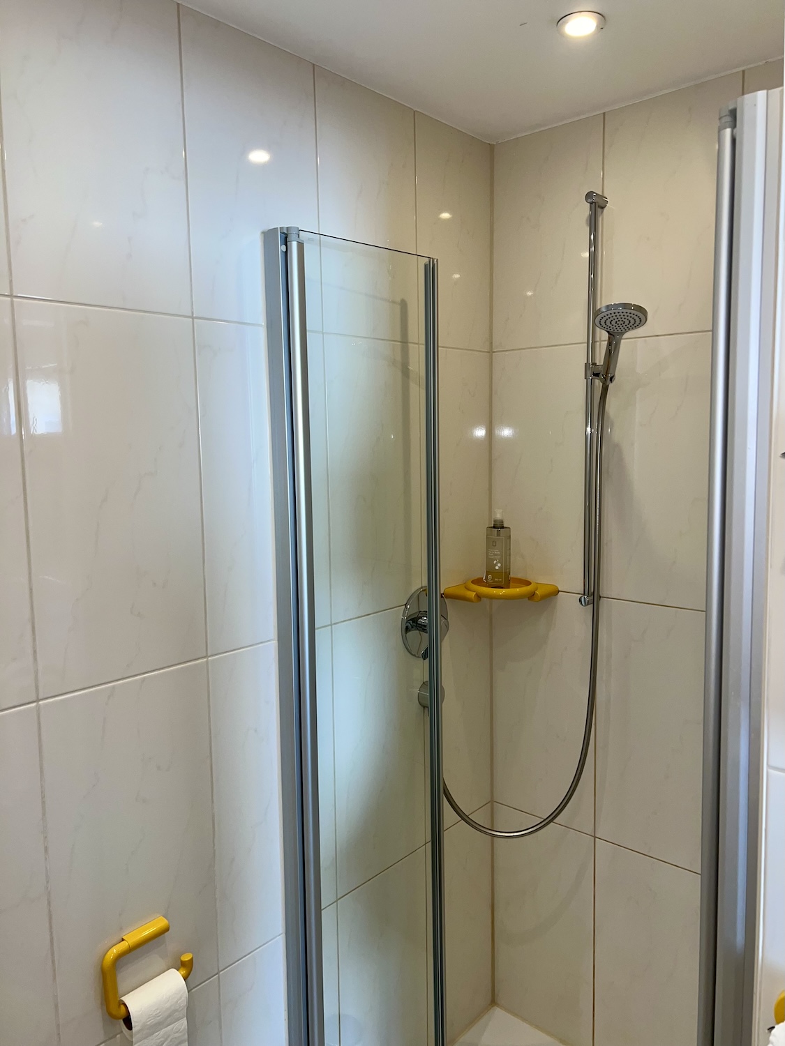 Dusche mit Glasabtrennung im Doppelzimmer