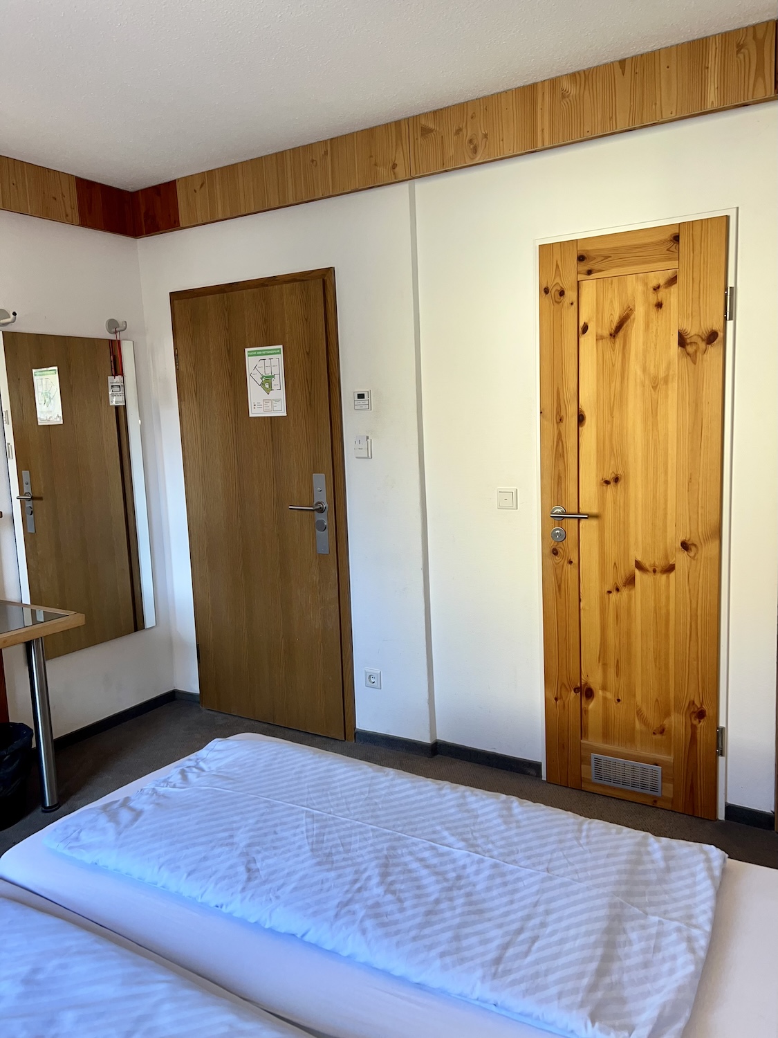 Doppelzimmer mit zwei Betten und Zimmertüren