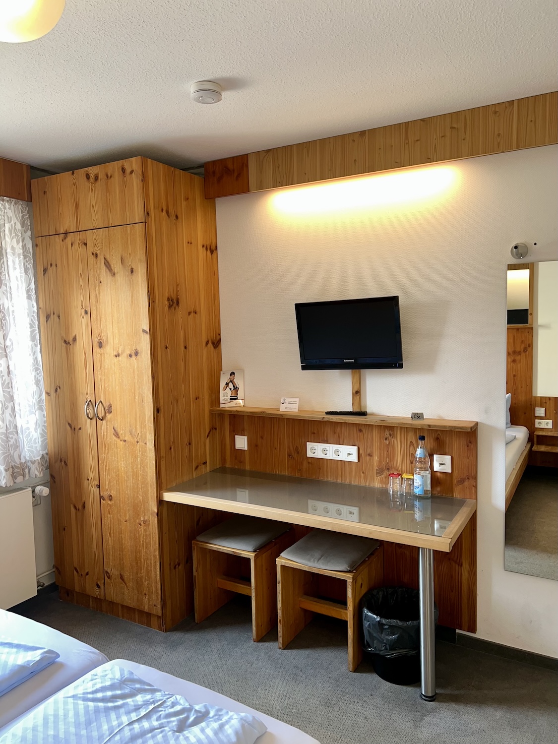 Doppelzimmer Schreibtisch, TV und Schrank