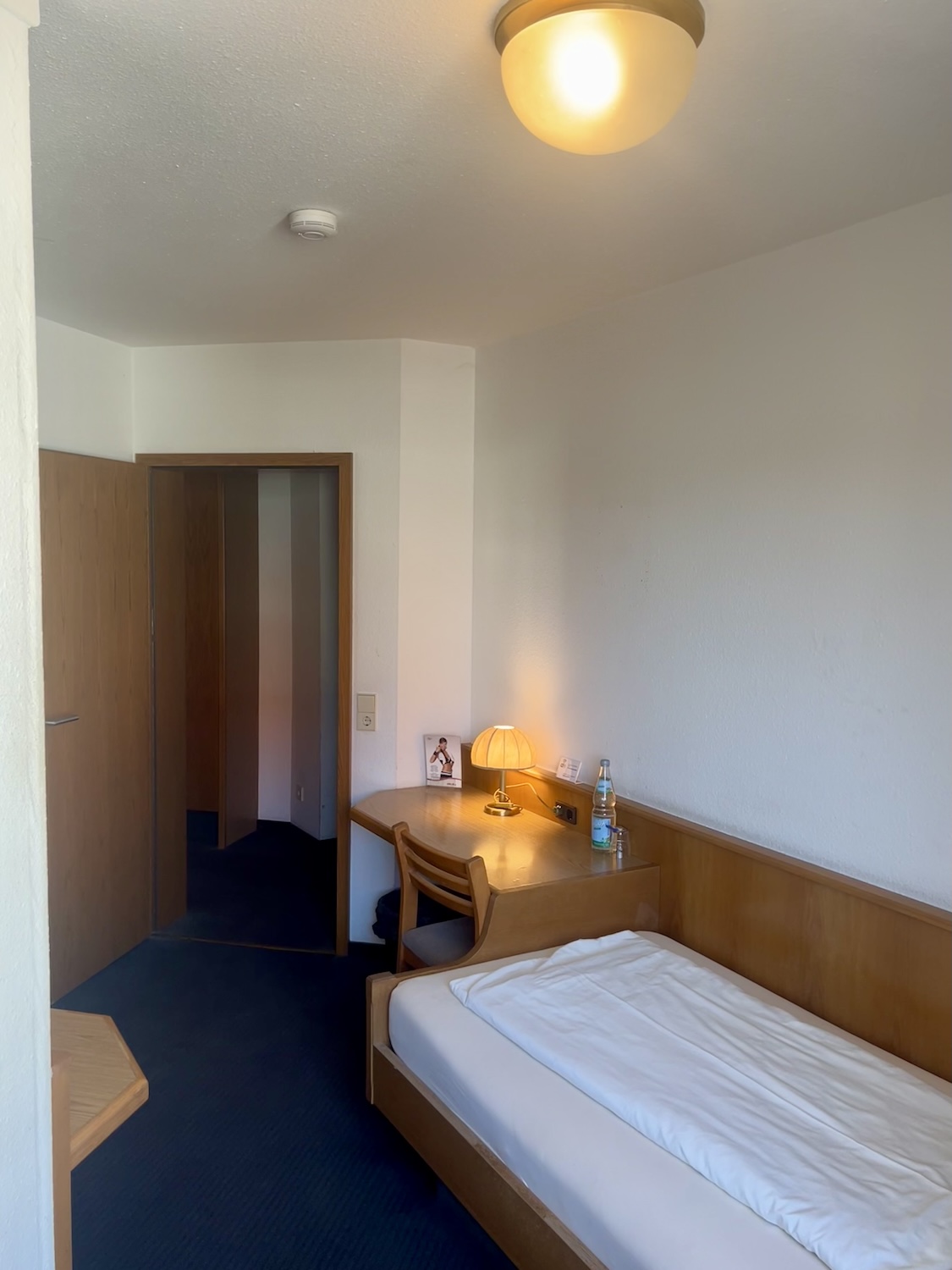 Einzelzimmer Bett und integrierter Schreibtisch