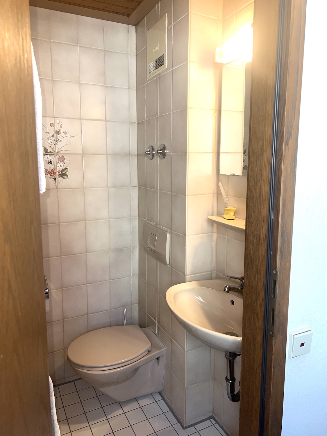 Badezimmer Einzelzimmer mit Waschbecken und WC